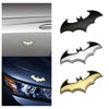 Set von drei 3D-Metall-Bat-Aufklebern oder Abzeichen in Schwarz, Silber und Gold für Auto und Motorraddekoration.