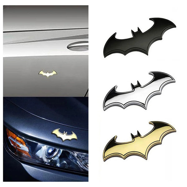 Un juego de tres calcomanías o insignias metálicas 3D en negro, plata y oro para decoración de coches y motocicletas.