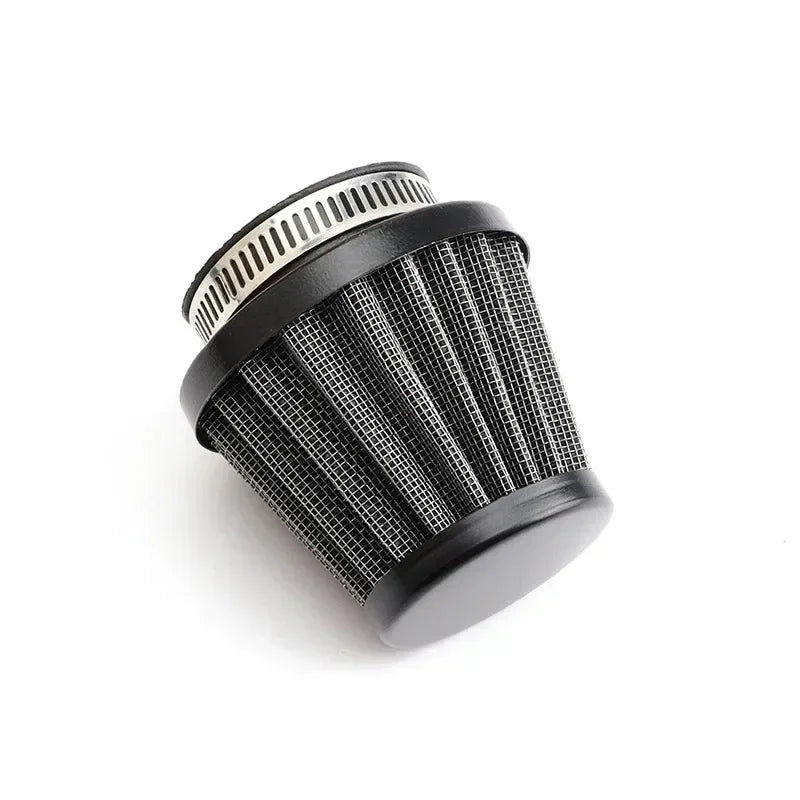 Filtre à air universel noir pour moto avec grille argentée et boîtier nervuré.