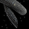 Gros plan d'une housse de volant noire recouverte de diamants clairs.