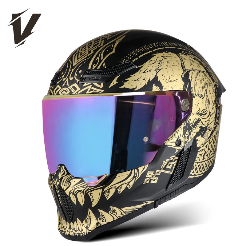 Casco de motocicleta negro y dorado con visor reflectante.