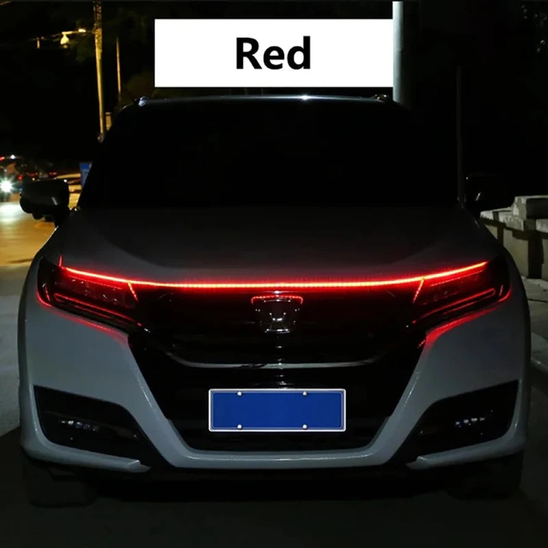 Primer plano del capó de un coche con una luz diurna LED roja.