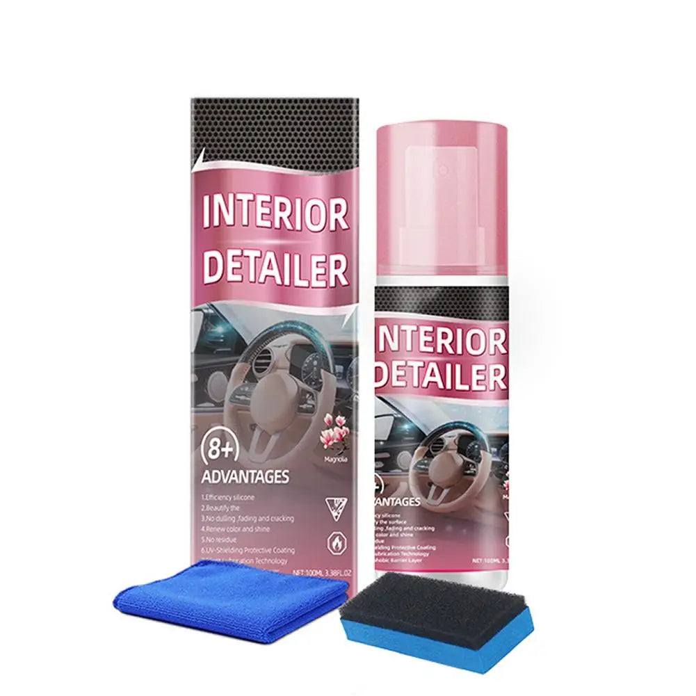 Eine Flasche Innenreiniger-Spray und ein blauer Mikrofasertuch neben der Produktverpackung.