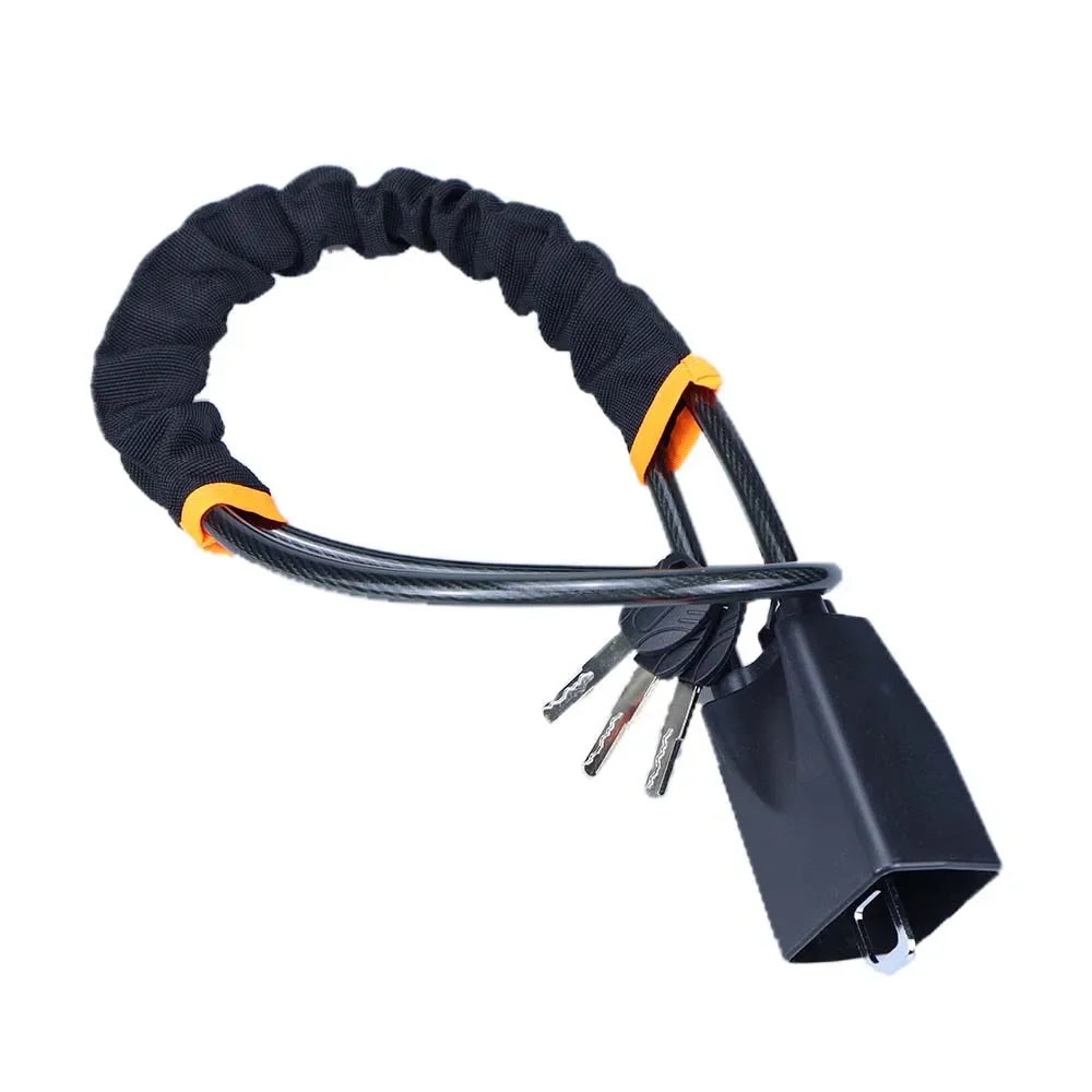 Volant et ceinture de sécurité anti-vol noir avec un cordon accent orange.