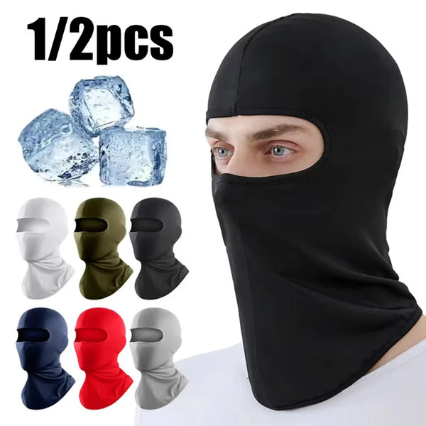 Verschiedene schwarze Balaclava-Masken in verschiedenen Farben neben einer schwarzen Maske, die ein Mann trägt.