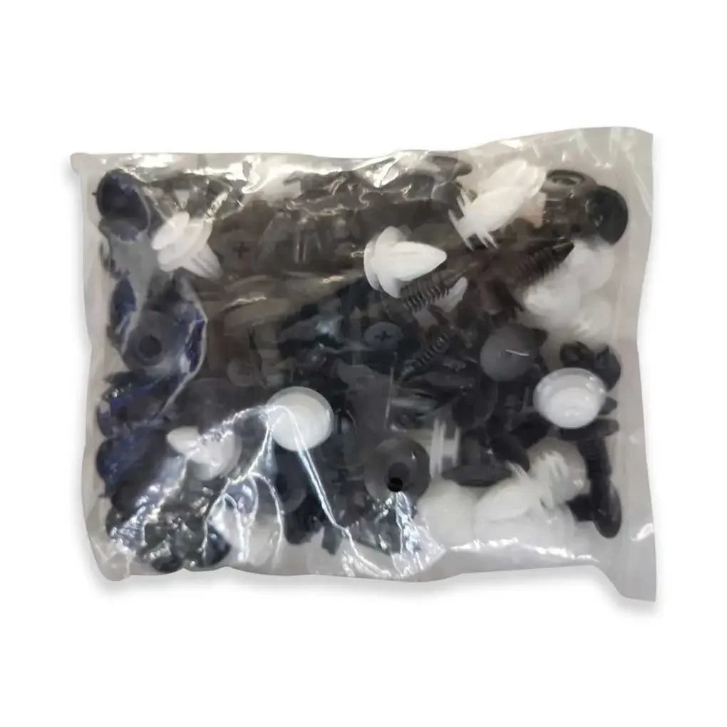 Sac en plastique transparent contenant un jeu de clips et fixations pour garnitures de portes de voiture noir et blanc.