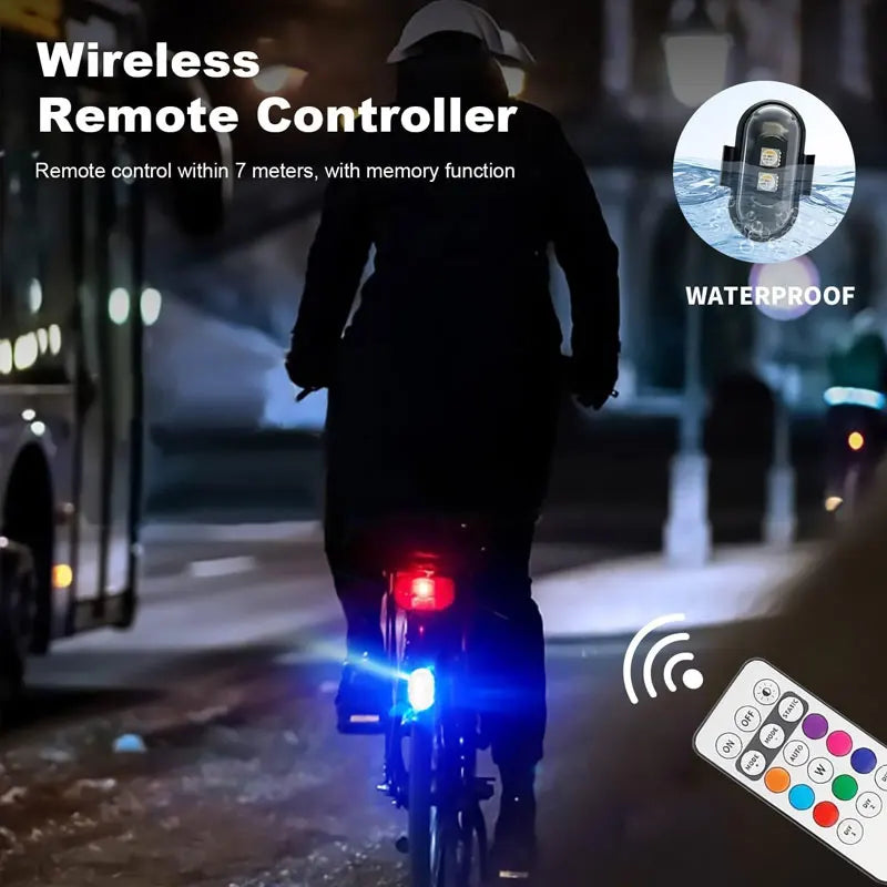 Eine Person fährt ein Fahrrad mit einem drahtlosen Fernbedienungsgerät und einer LED-Stroboskoplampe am Fahrrad.