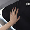 Une main touche un pare-soleil de voiture noire à l'intérieur d'un véhicule.