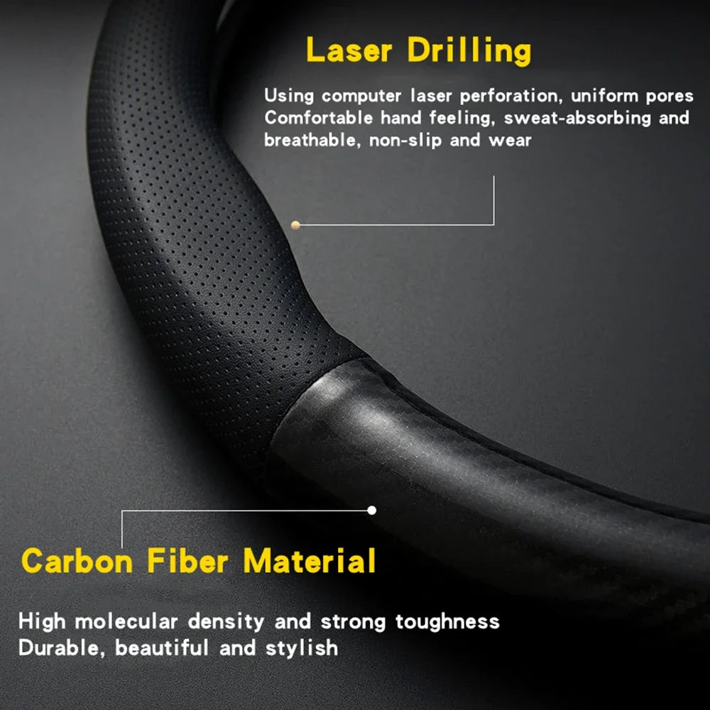 Primer plano de una cubierta para volante de fibra de carbono negra destacando características de taladrado láser y durabilid