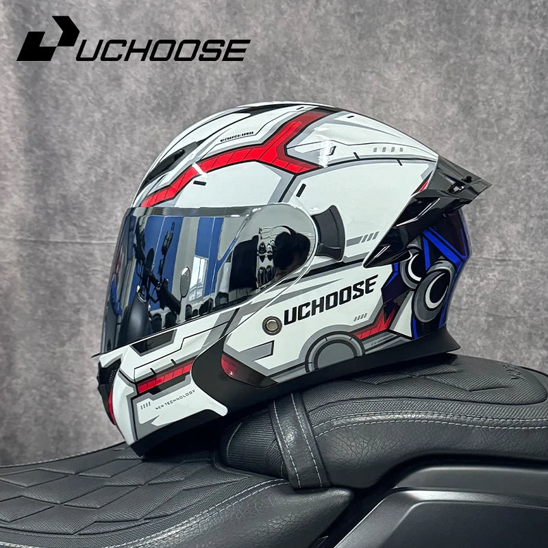 Casque de moto modulaire noir et blanc avec accents rouges, exposé sur un siège en cuir.