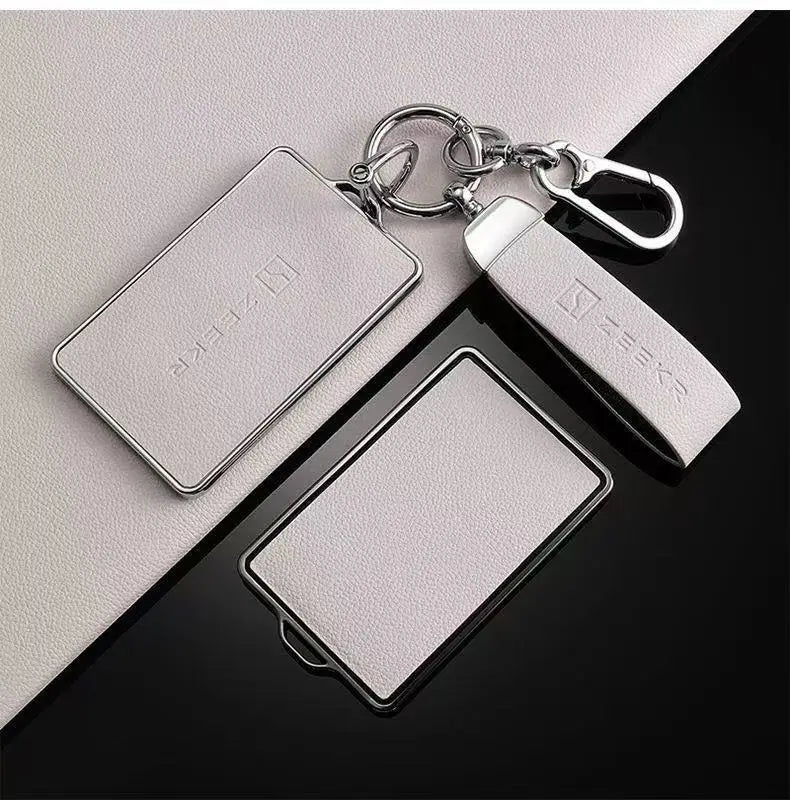 Support de protection NFC argenté avec une chaîne métallique, montré sur fond sombre.