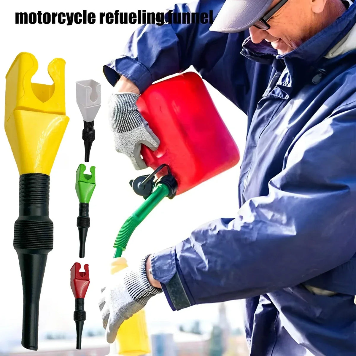 Un hombre usa un embudo plegable para transferir combustible de una lata a un tanque de motocicleta.