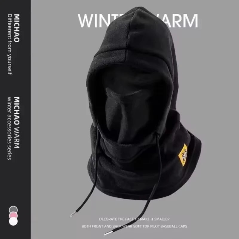 Accesorio de capucha negra para invierno, cálido, con cordones y una etiqueta amarilla