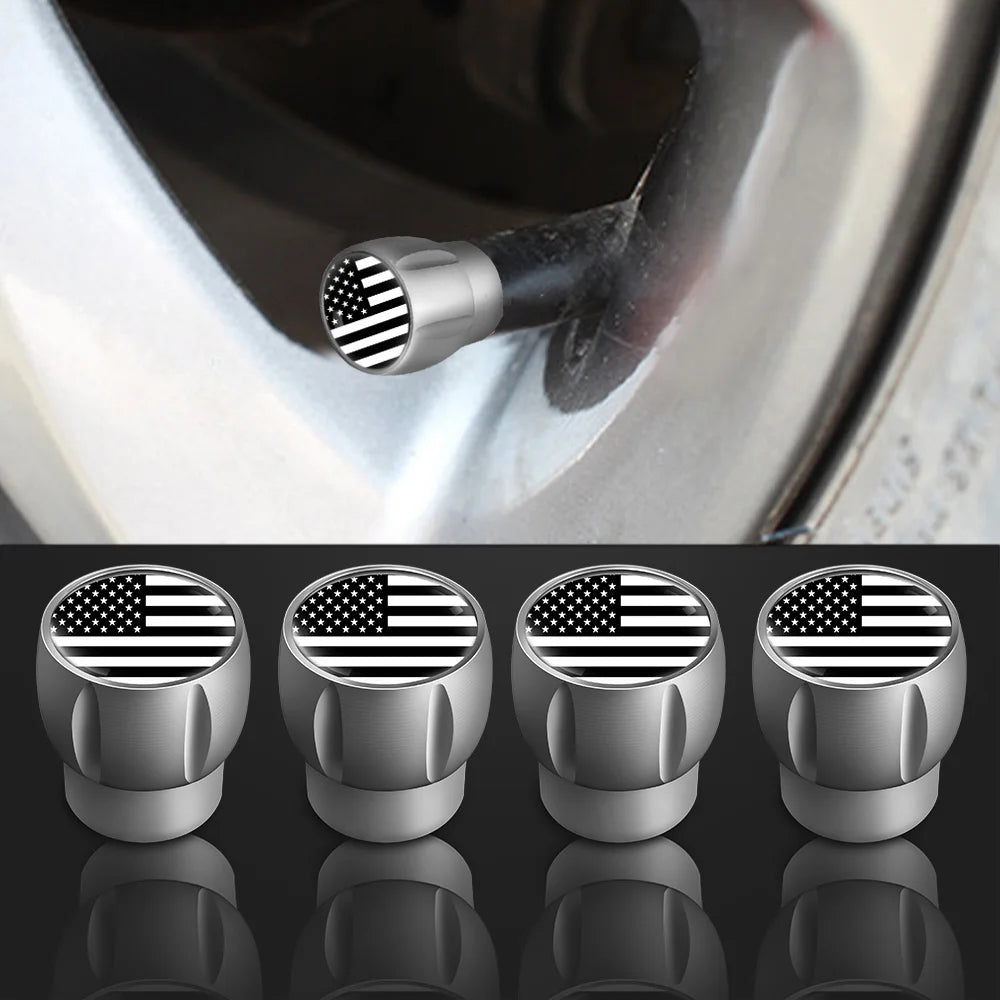 Nahaufnahme von vier Metall-Ventilkappen mit amerikanischem Flaggen-Design, als Set.