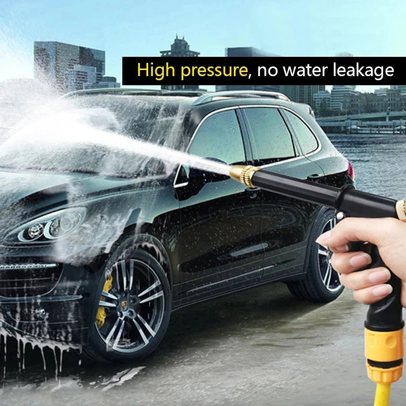 Eine Hand sprüht Wasser auf die Karosserie eines schwarzen Autos, wobei hoher Druck und keine Leckage demonstriert werden.