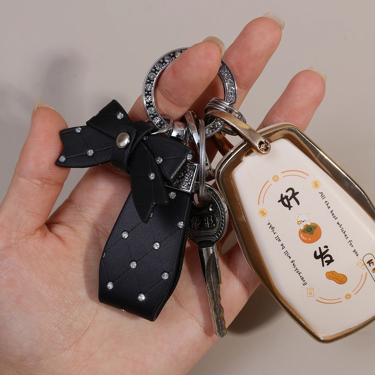 Eine Hand hält eine Luxus-PU-Leder-Fliehknoten-Anhänger mit silberner Hardware und einem rechteckigen Etikett.