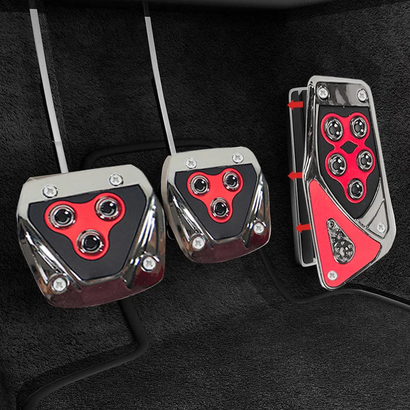 Un juego de pedales universales de acelerador y freno para coche con detalles plateados y rojos sobre una superficie negra.