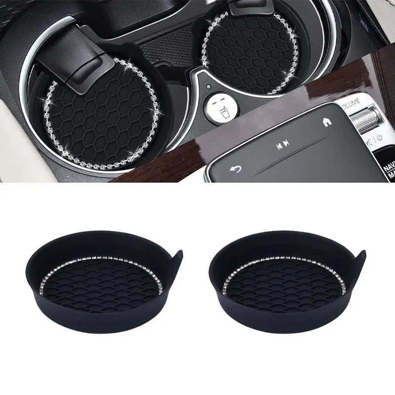 Un juego de posavasos de cristal con pedrería y diamantes negros para vasos de coche, vistos desde varios ángulos.