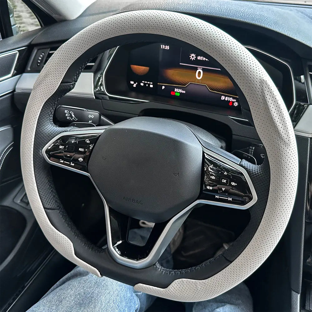 Nahaufnahme eines Lenkrads mit einer atmungsaktiven Lederabdeckung in der Auto-Innenausstattung.