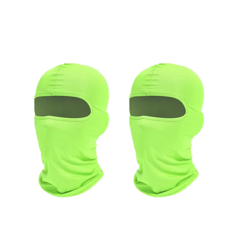 Ein Paar leuchtend limegrüner, schnelltrocknender Balaclava-Gesichtsmasken nebeneinander.