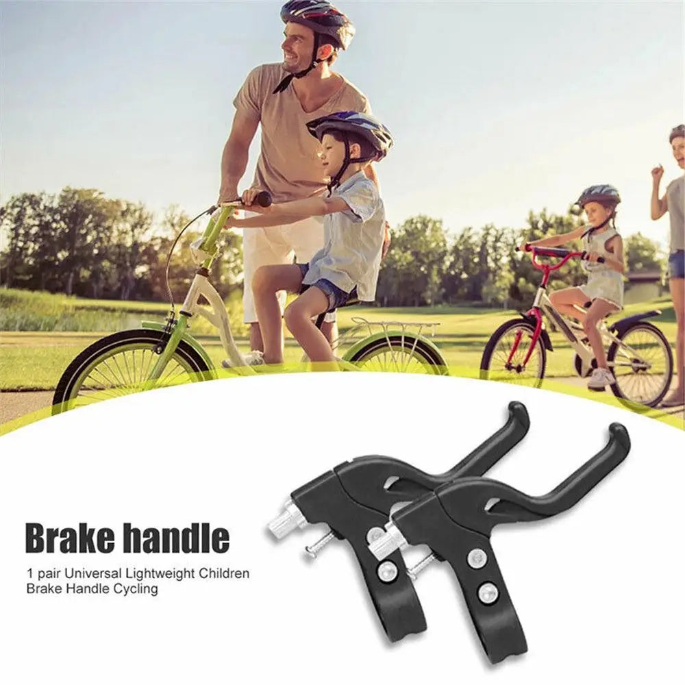 Une paire de poignées de frein noires à côté d'enfants faisant du vélo en extérieur.