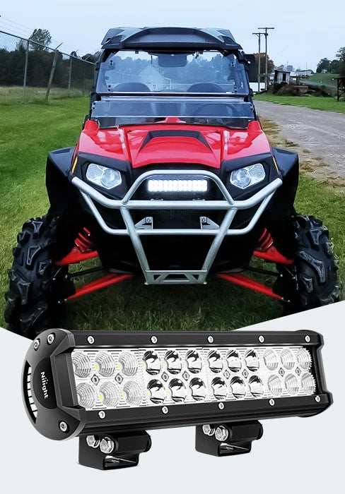 Un jeu de quatre barres lumineuses LED flood haute intensité montées sur la calandre d'un véhicule noir.