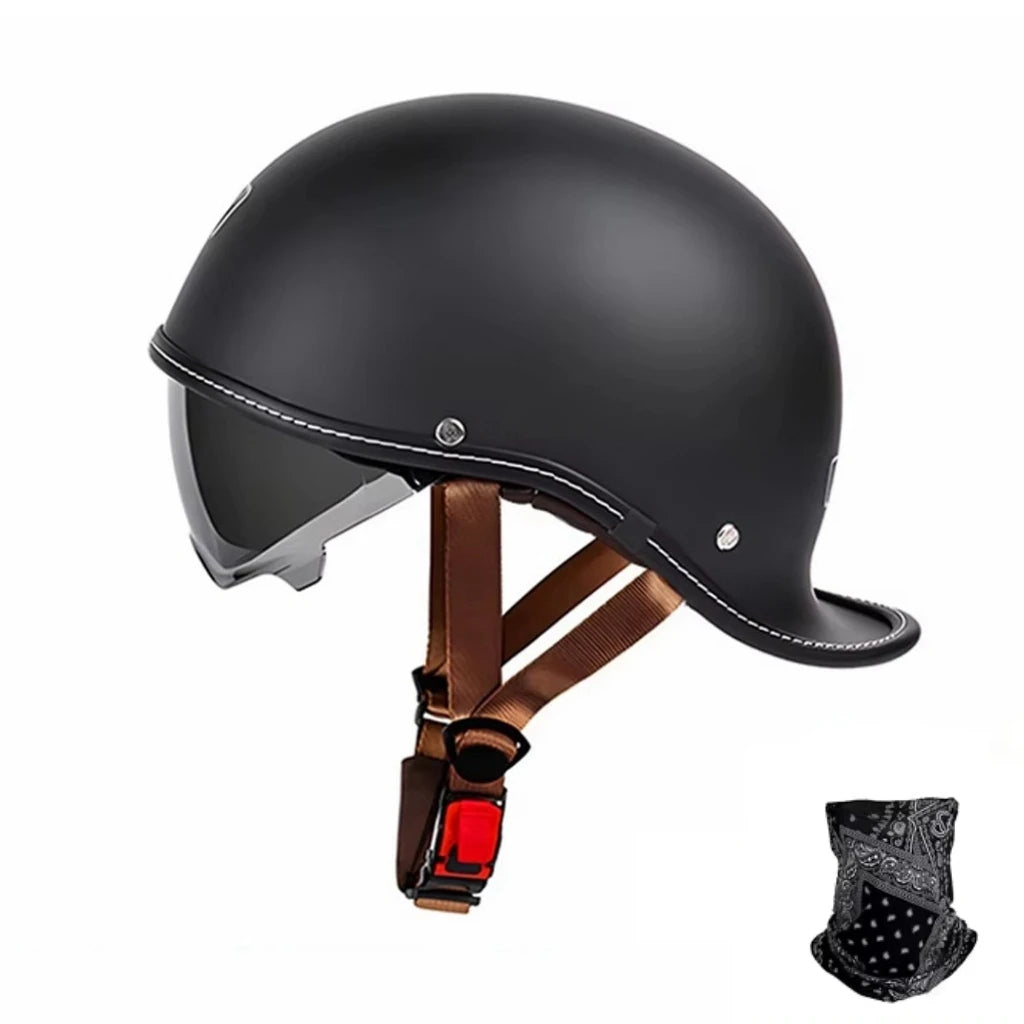 Schwarzer Vintage-Motorradhelm mit braunen Lederriemen und einem dekorativen schwarzen Stoffstück.