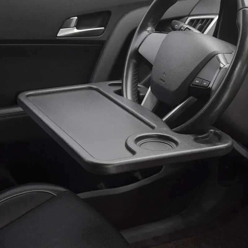 Nahaufnahme eines multifunktionalen Auto- und Schreibtischorganisierers, montiert auf dem Armaturenbrett nahe dem Lenkrad.