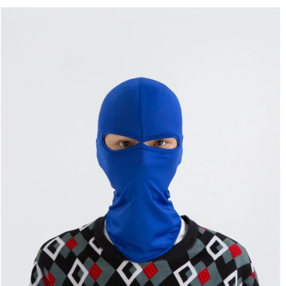 Une personne portant un masque facial tout-en-un de vélo et de sport bleu vif.