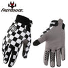 Une paire de gants de moto à carreaux noir et blanc, vue rapprochée.