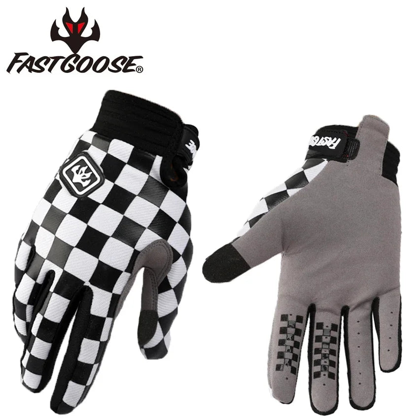 Une paire de gants de moto à carreaux noir et blanc, vue rapprochée.