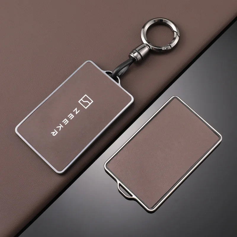 Un porte-clés en NFC argenté avec une clé et une housse de clé rectangulaire marron.