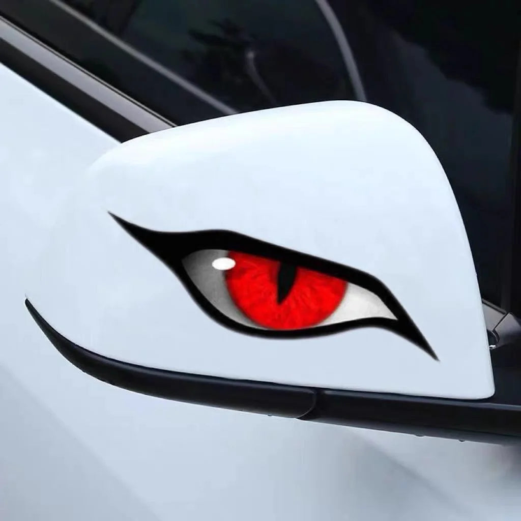 Nahaufnahme eines weißen Autospiegels mit einem auffälligen schwarz-roten Katzenauge-Design.