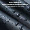 Nahaufnahme eines schwarzen wasserdichten Stoffmaterials mit Wassertropfen.