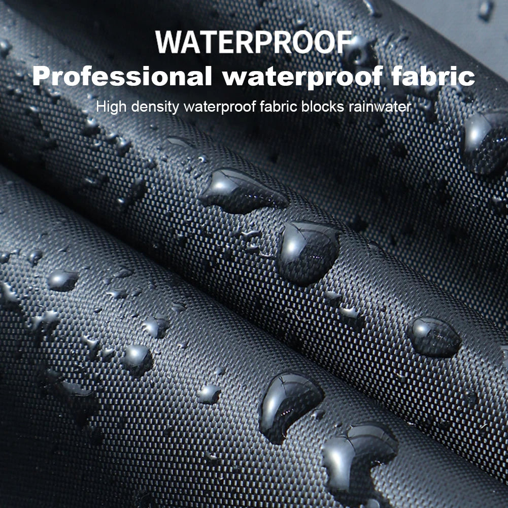Nahaufnahme eines schwarzen wasserdichten Stoffmaterials mit Wassertropfen.