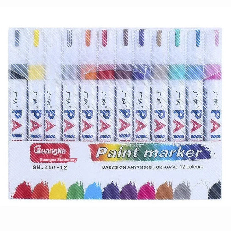 Un pack de 12 marqueurs permanents à base d'huile de différentes couleurs pour la création et la décoration.