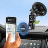 Une main tient un smartphone près d'un support de téléphone magnétique noir pour voiture pour la navigation mains libres.