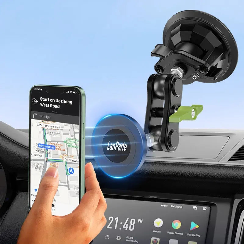 Une main tient un smartphone près d'un support de téléphone magnétique noir pour voiture pour la navigation mains libres.