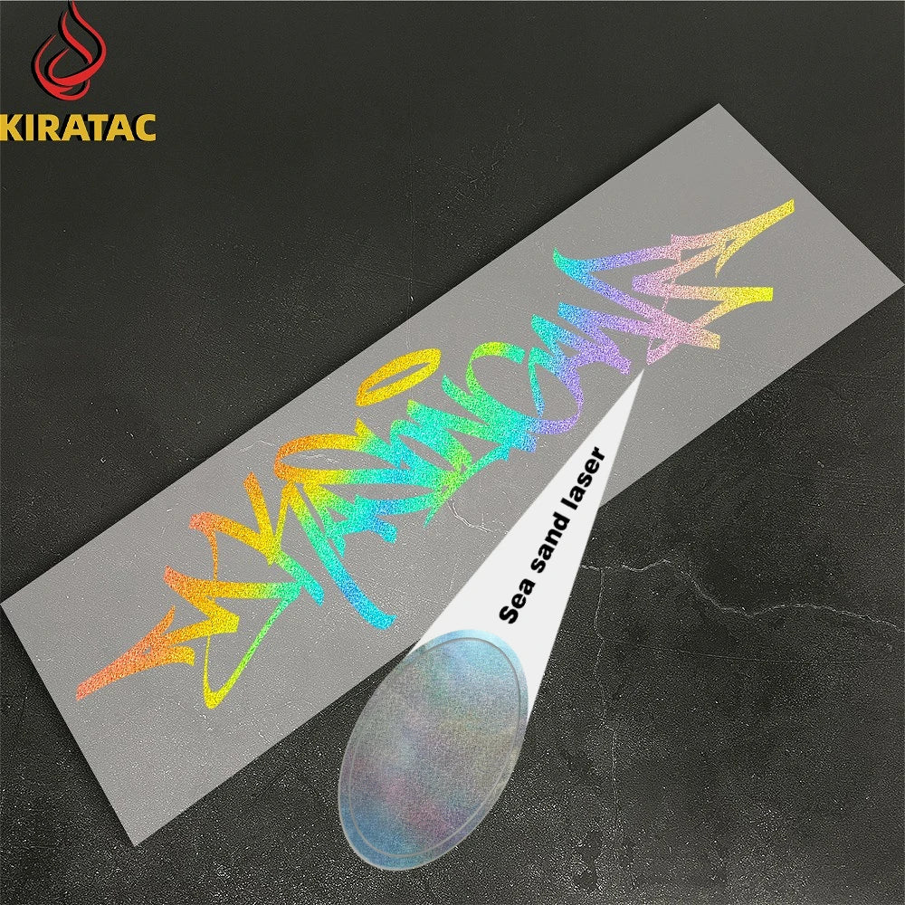 Silberner Vinylaufkleber mit farbigem Wildstyle-Graffiti-Spraydesign neben einer klaren Flüssigkeit.