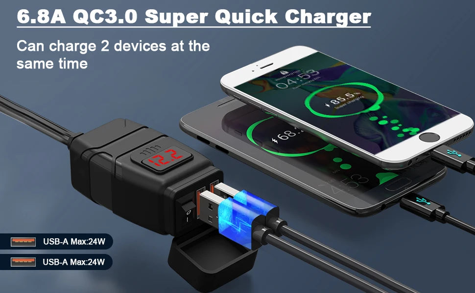 محول USB-A أسود بشاحن QC3.0، يشحن هاتفين ذكيين في وقت واحد.