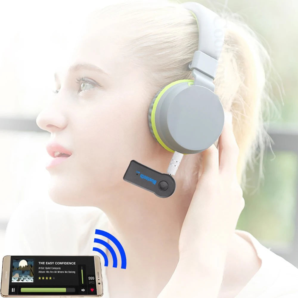 Une femme blonde porte un adaptateur audio Bluetooth à l'oreille, avec un smartphone affichant un signal de connexion à proxi