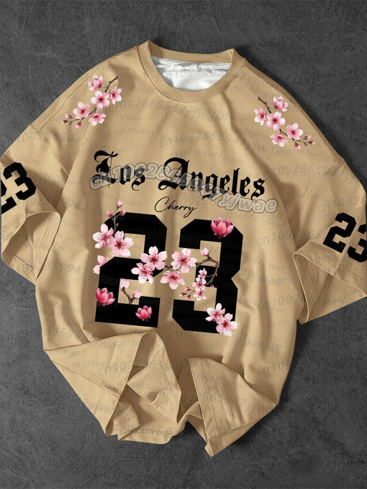 Camiseta deportiva para hombre color beige con estampado floral y texto negro y flores de cerezo rosa.