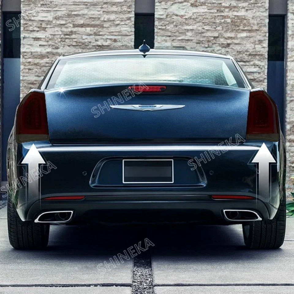 Vista trasera de un Chrysler 300C azul oscuro con cubiertas de luces traseras negras ahumadas.