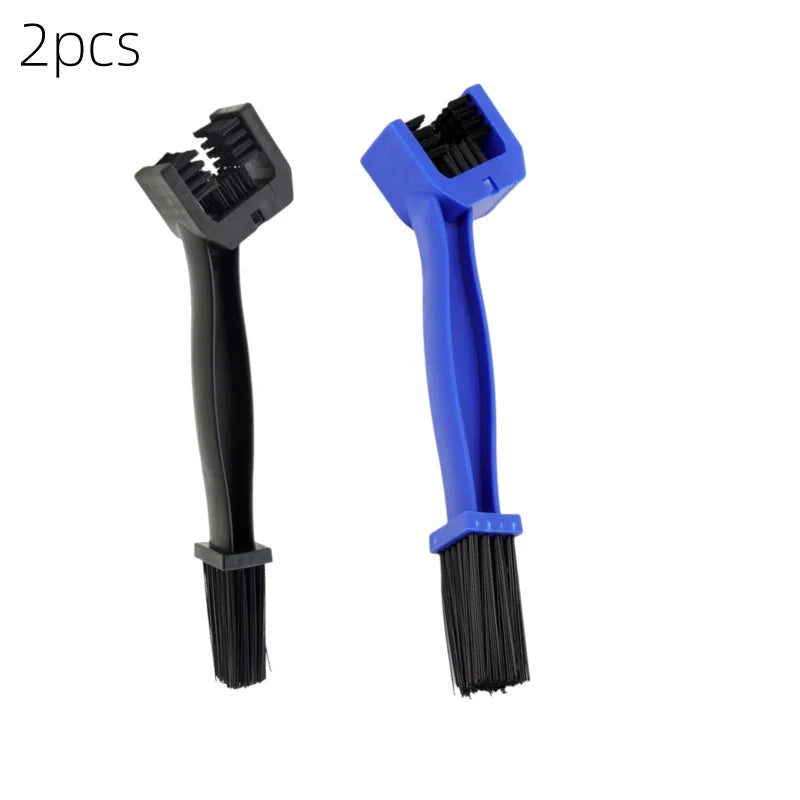 Un par de cepillos para limpiar cadenas de motocicleta de color azul y negro de uso rudo.