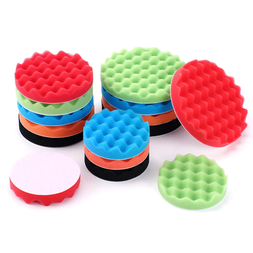 Un juego de almohadillas de espuma para pulir coches en colores rojo, verde, azul y naranja.