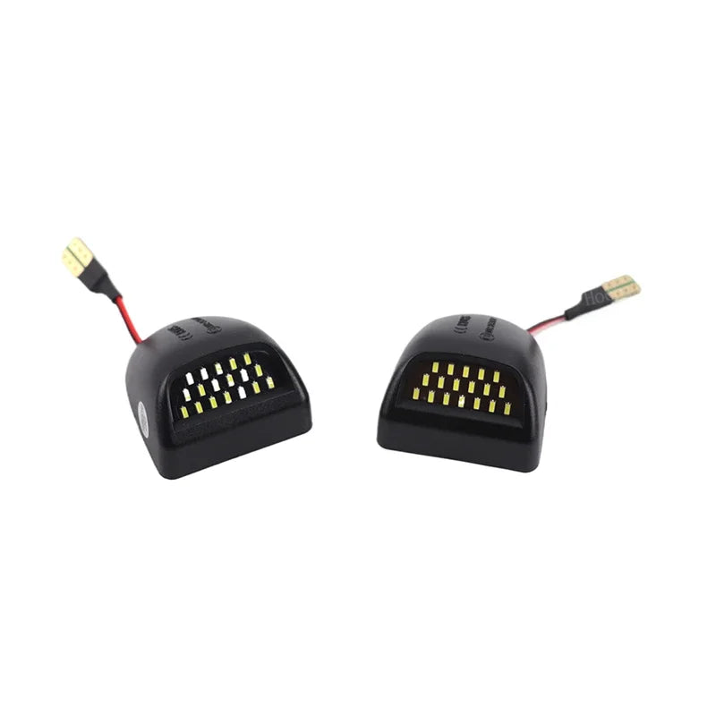 Dos luces de matrícula LED negras de alta intensidad con cableado visible.