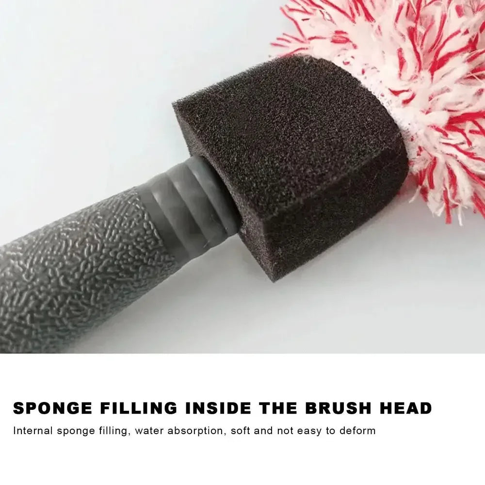 Gros plan d'une brosse de nettoyage noire avec une éponge à l'intérieur, à côté d'une tête de brosse moelleuse rose et blanch