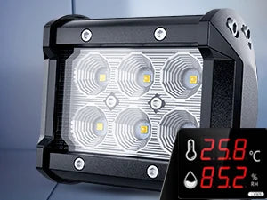 Barre lumineuse LED noire avec plusieurs LED blanches brillantes sur fond gris.
