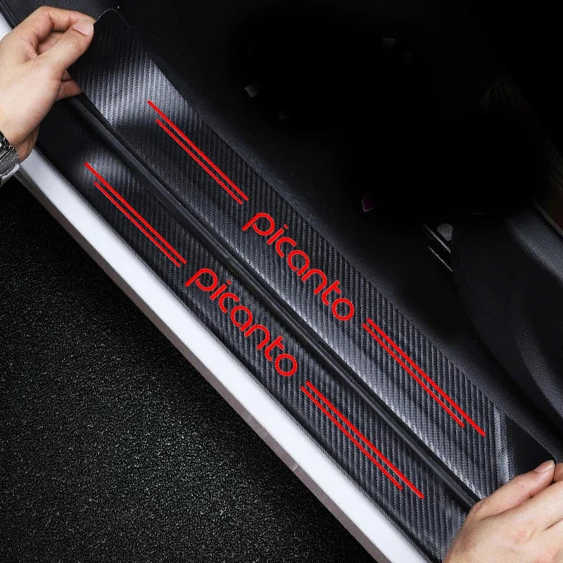Primer plano de calcomanías de fibra de carbono protectoras aplicadas al umbral de la puerta de un coche.