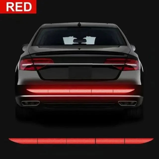 Rote reflektierende Schutzstreifen am Heckstoßfänger eines Autos.